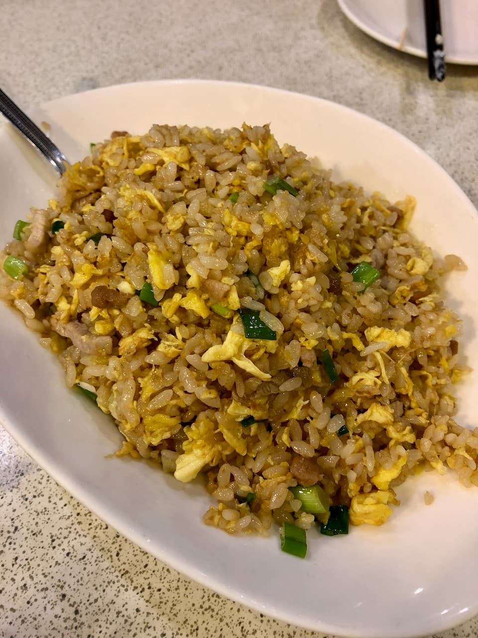 大灣碼頭的蛋炒飯，加了肉絲和蔥