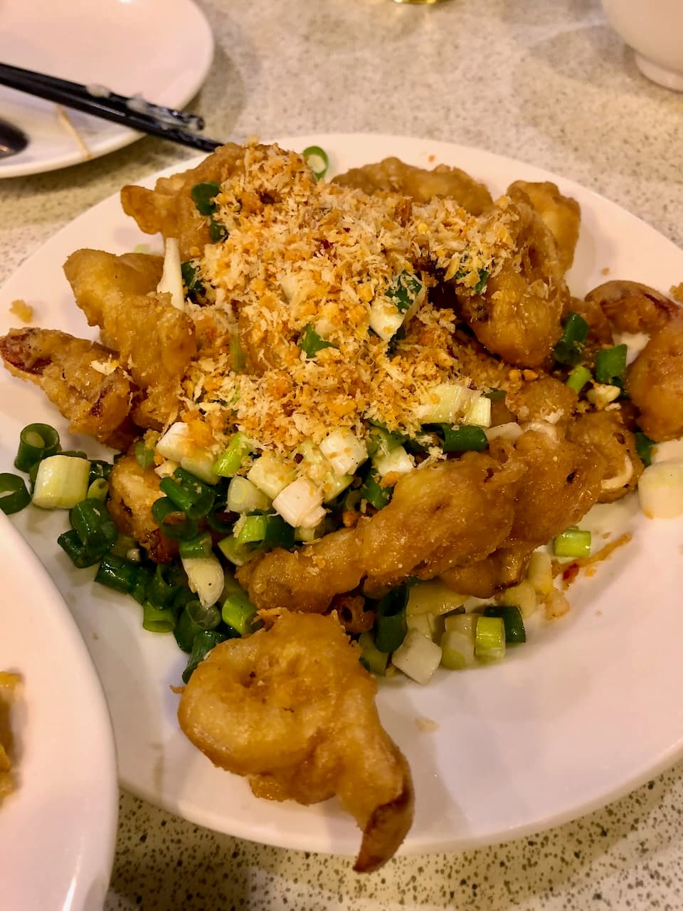 大灣碼頭的避風塘炸物，撒上一大把蒜酥和蔥花