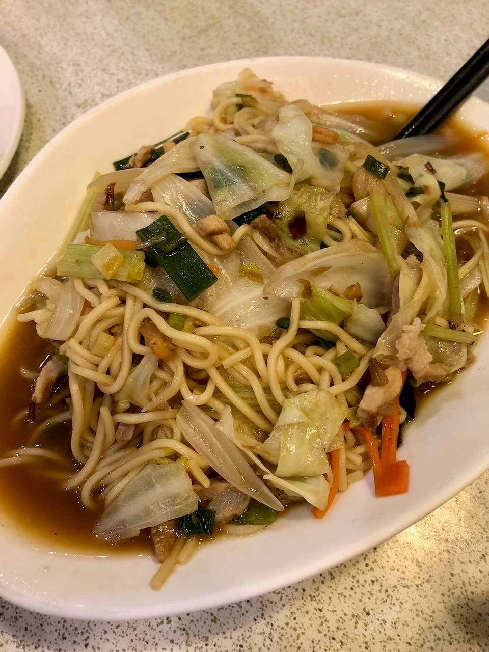 大灣碼頭的炒麵，有高麗菜、洋蔥、紅蘿蔔和肉絲
