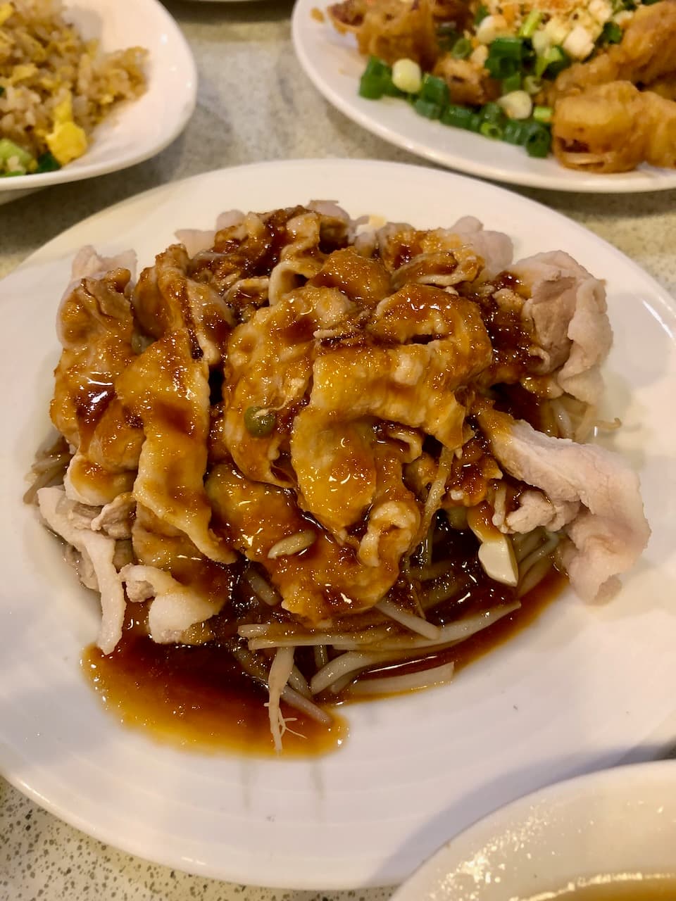大灣碼頭的白肉片鋪在豆芽上，淋上醬汁