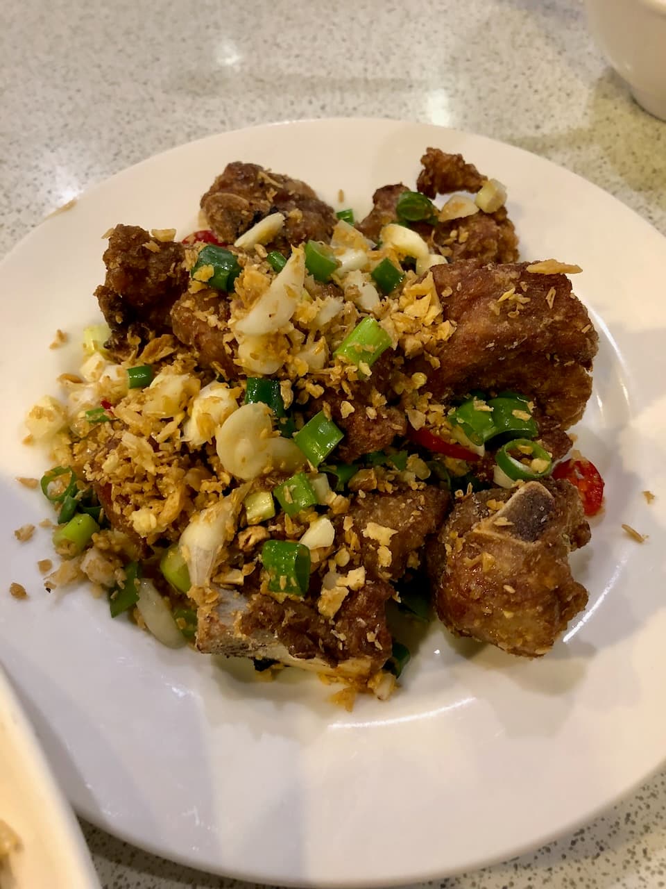 大灣碼頭的炸排骨，撒滿蒜酥、蒜片、蔥花和辣椒