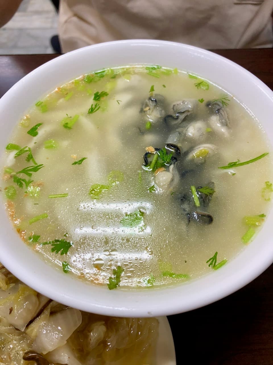 林記的蚵仔湯，湯清，撒上芹菜和油蔥酥
