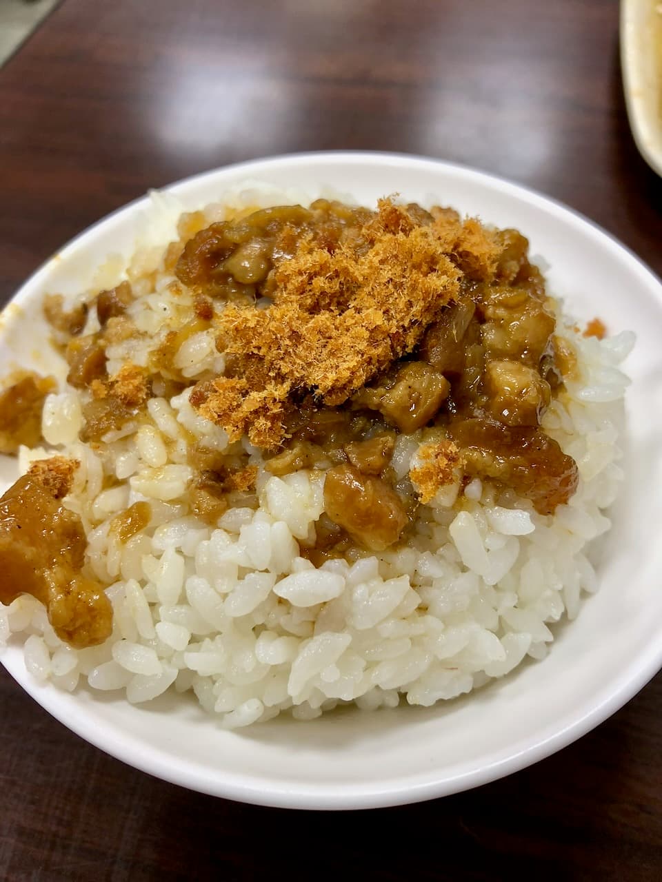 林記的肉燥飯，肉燥上面撒了魚鬆