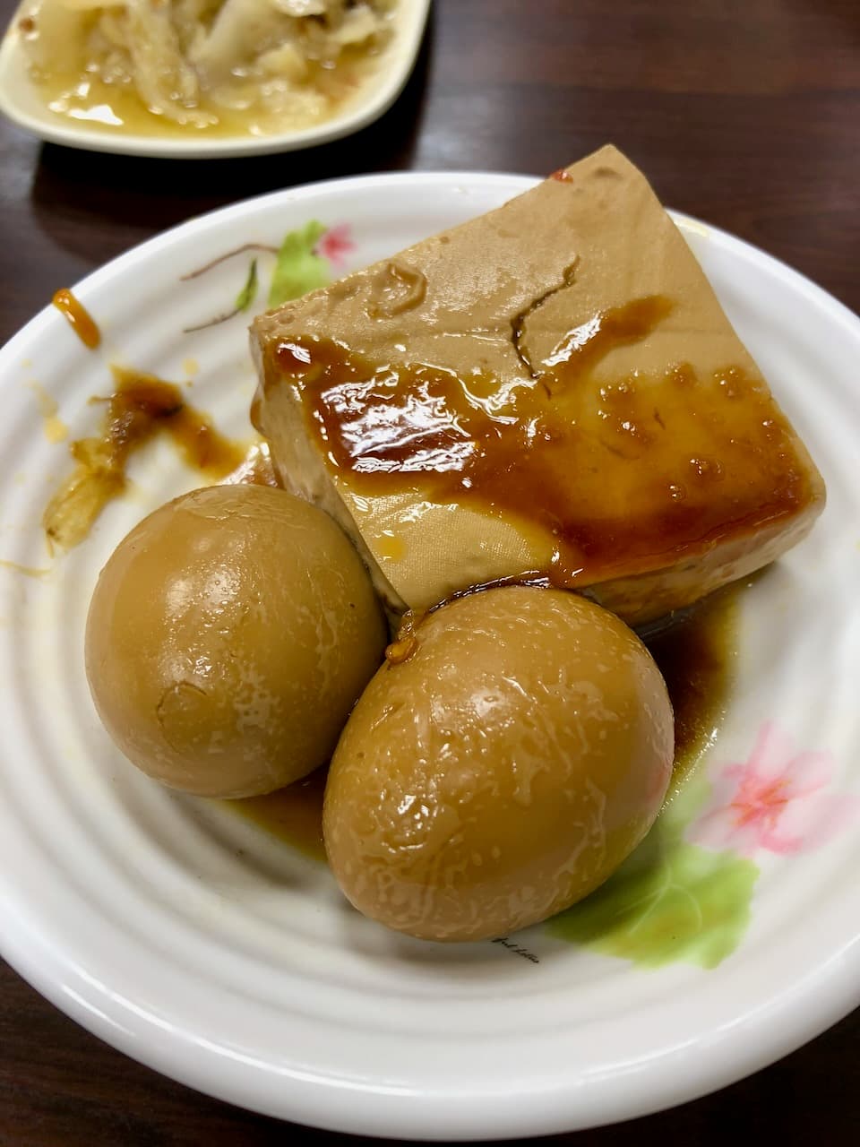 林記的滷豆腐和兩顆滷蛋，淋上醬汁