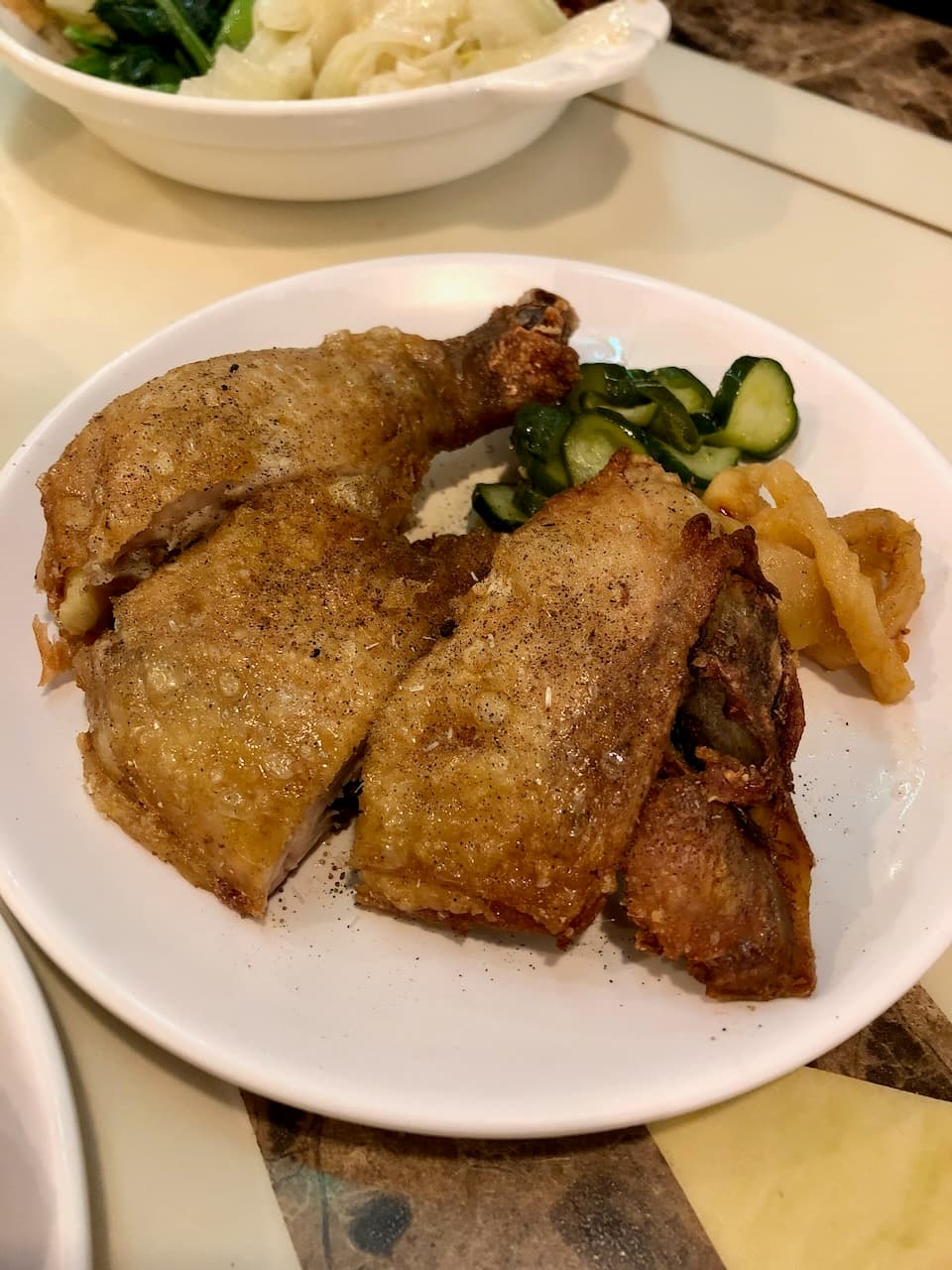 東一排骨泡過滷水再炸的雞腿