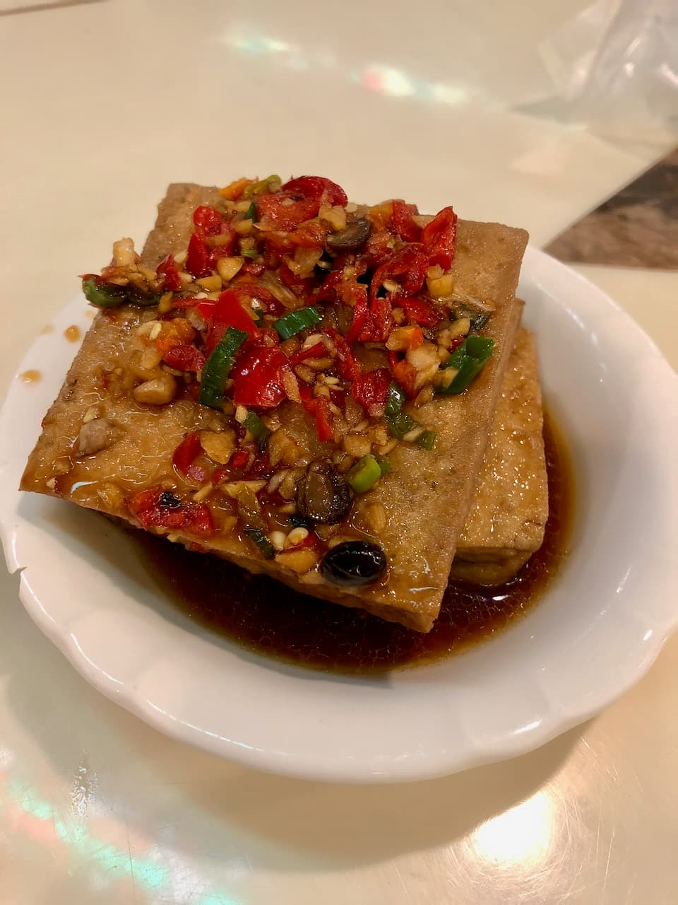 東一排骨的油豆腐，淋上辣椒、豆豉、蔥和蒜