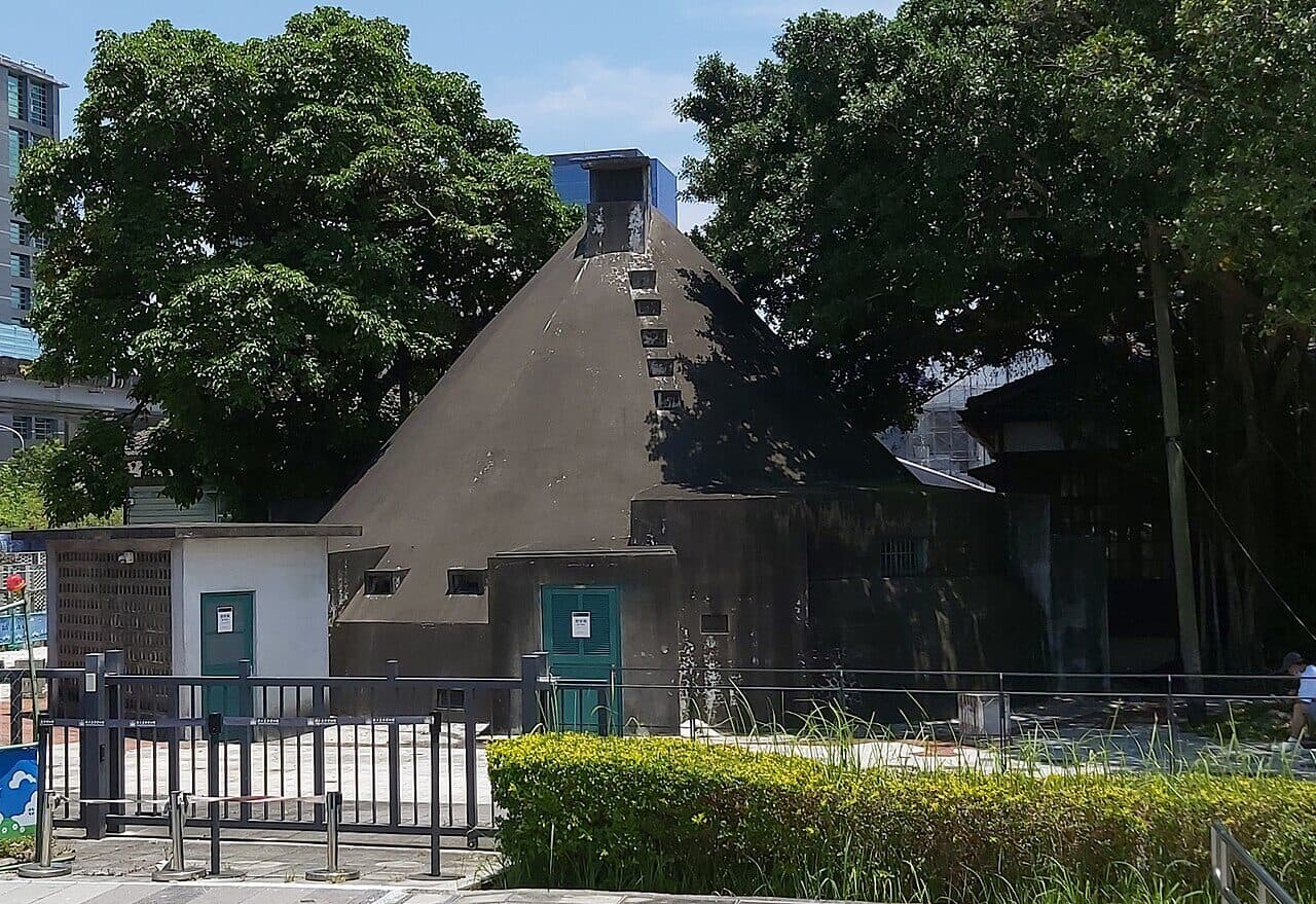尖錐形的戰時指揮中心，四周是大樹