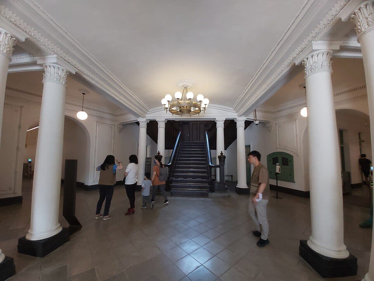 鐵道部廳舍的大廳，白色柱子和通往二樓的樓梯