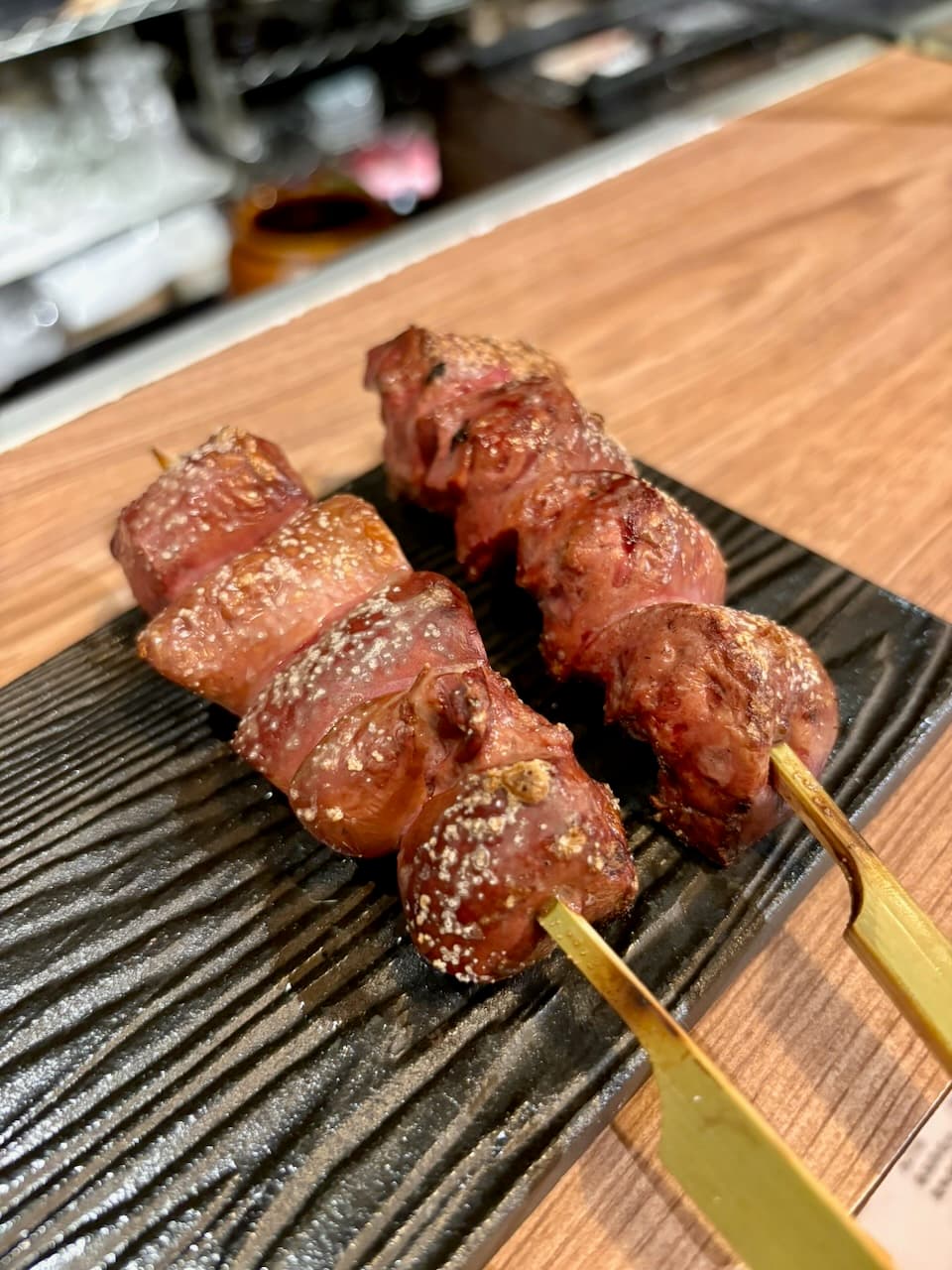 隆次郎撒上粗鹽烤的雞肝