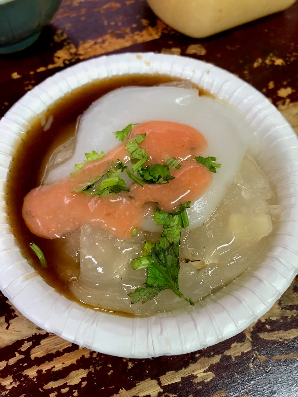 碗粿之家的肉圓，淋上醬汁和甜辣醬，撒上香菜